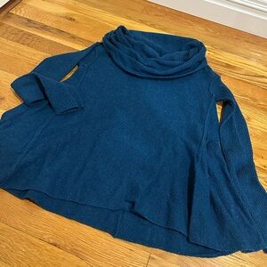 Free people off shoulder sweater cute w leggings or jeans! Perfect for fall day